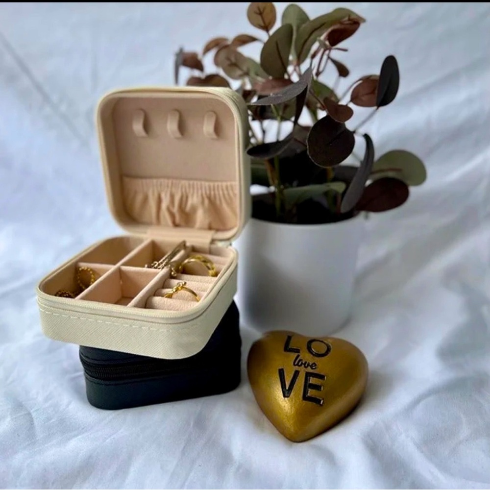 Travel jewelry box